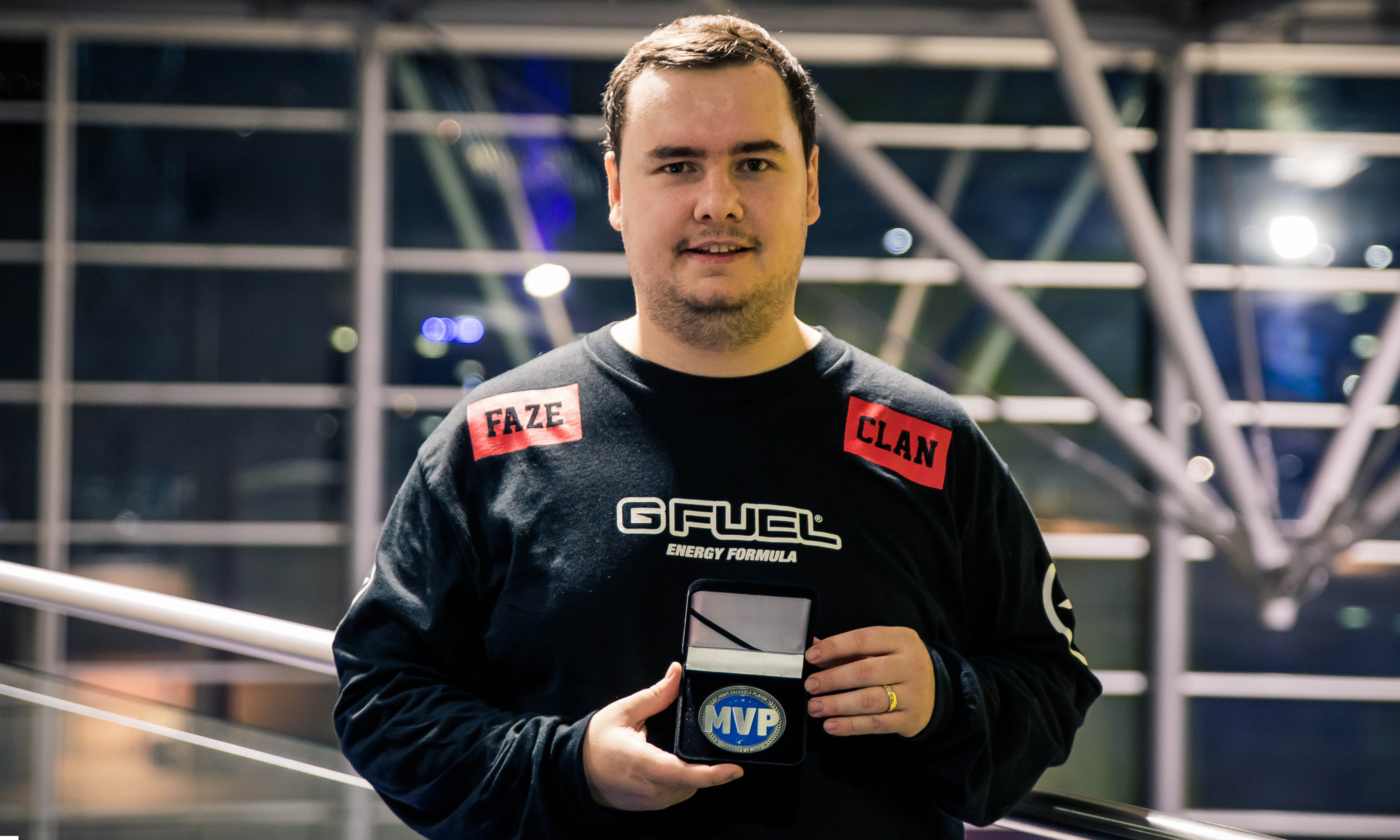 强势压制！ EDward Gaming 在三路优势滚雪球后，毫发无损地击败了 LGD Gaming 。